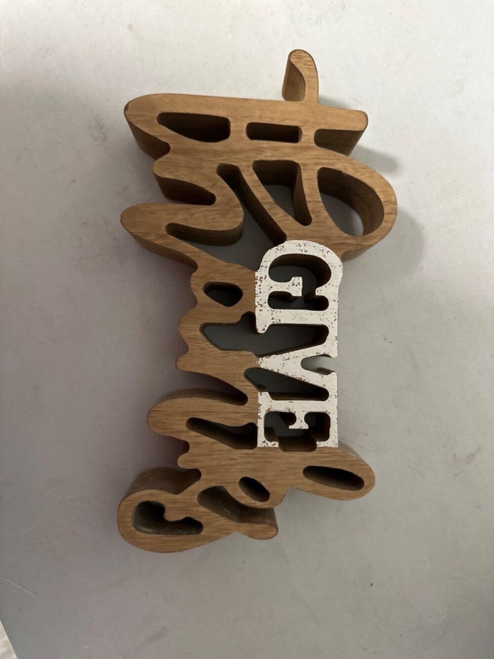 Figura decorativa de madera con diseño rústico y artesanal. La pieza presenta un